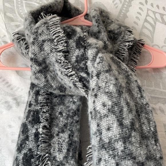 Scarf - Picture 3 of 4